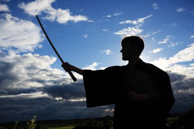 savaşçı kılıç ile silüeti