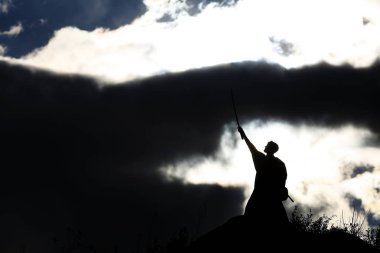 savaşçı kılıç ile silüeti