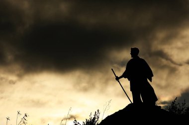 savaşçı kılıç ile silüeti