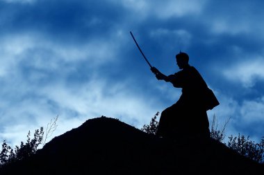 savaşçı kılıç ile silüeti