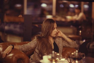 kadın restoranda akşam yemeği