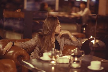 kadın restoranda akşam yemeği