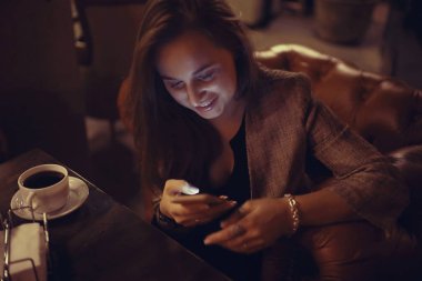 Restoranda Smartphone kullanan kadın