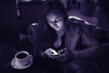 Restoranda Smartphone kullanan kadın