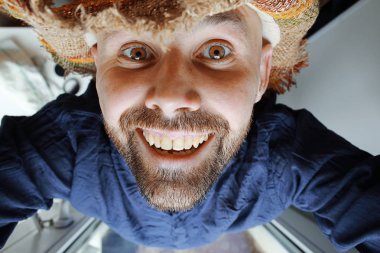 Hasır şapka neşeli genç adam 