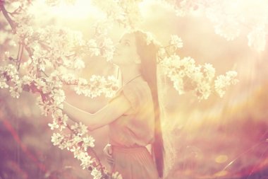 Bahar bahçesinde güzel bir kadın