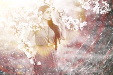 Bahar bahçesinde güzel bir kadın