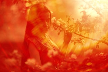 Bahar bahçesinde genç bir kadın 