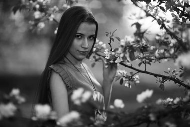 Bahar bahçesinde genç bir kadın 