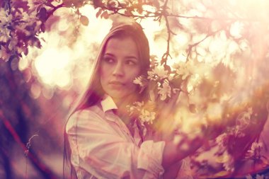 Bahar bahçesinde genç bir kadın 