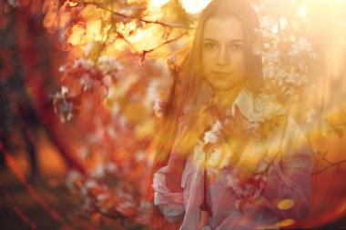 Bahar bahçesinde genç bir kadın 