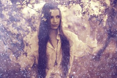 Bahar bahçesinde genç bir kadın 