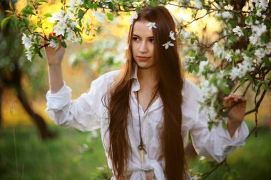 Bahar bahçesinde güzel bir kadın