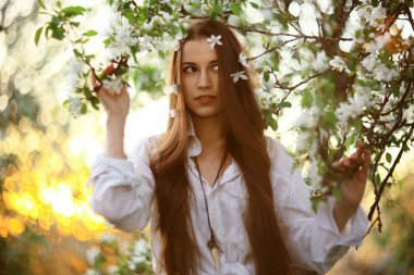 Bahar bahçesinde genç bir kadın 