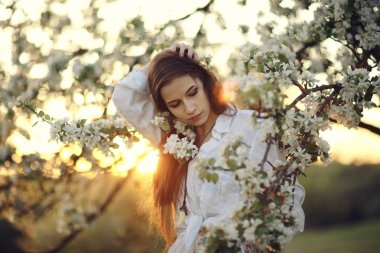 Bahar bahçesinde güzel bir kadın