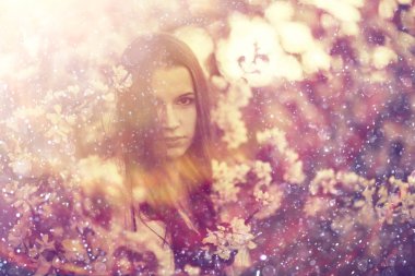 Bahar bahçesinde güzel bir kadın