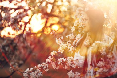 Bahar bahçesinde güzel bir kadın