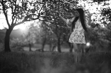 Bahar bahçesinde genç bir kadın 