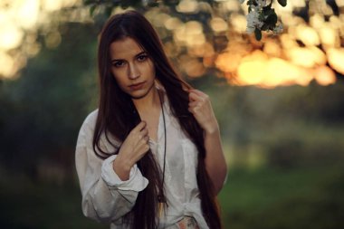 Bahar bahçesinde güzel bir kadın