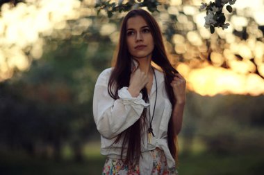 Bahar bahçesinde güzel bir kadın