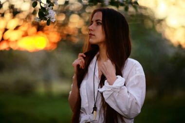 Bahar bahçesinde güzel bir kadın