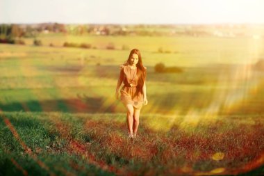 kırsal alandaki genç kadın 