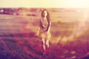 kırsal alandaki genç kadın 