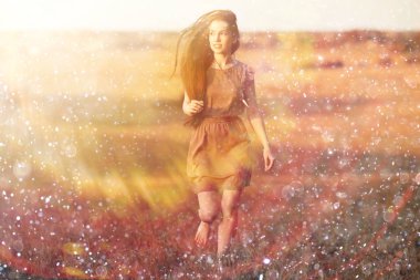 kırsal alandaki genç kadın 