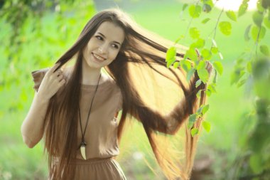 kırsal alandaki genç kadın 