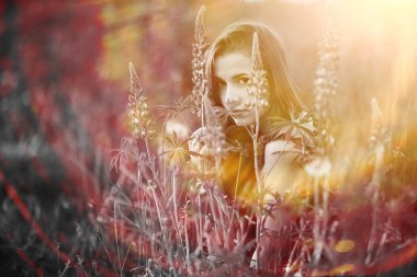 kırsal alandaki genç kadın 