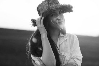 kırsal alandaki genç kadın