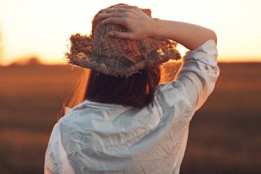 kırsal alandaki genç kadın