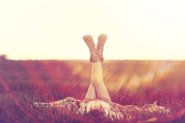 bacaklar ile alan içinde yatan kadın