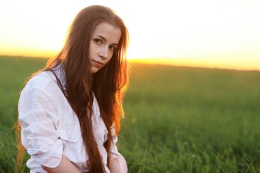 kırsal alandaki genç kadın