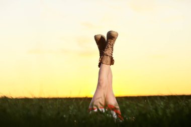 bacaklar ile alan içinde yatan kadın