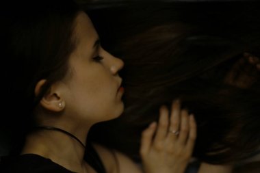 genç kadın speeping 