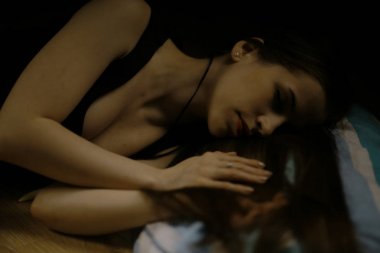 genç kadın speeping 