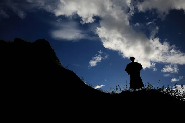 Monje silueta en la montaña . — Foto de Stock