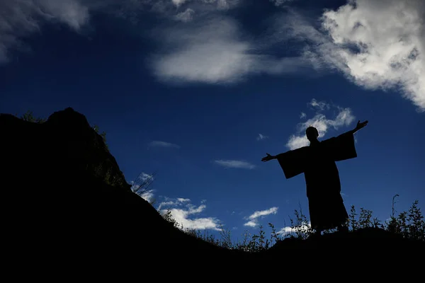 Silhouette Mönch auf dem Berg. — Stockfoto