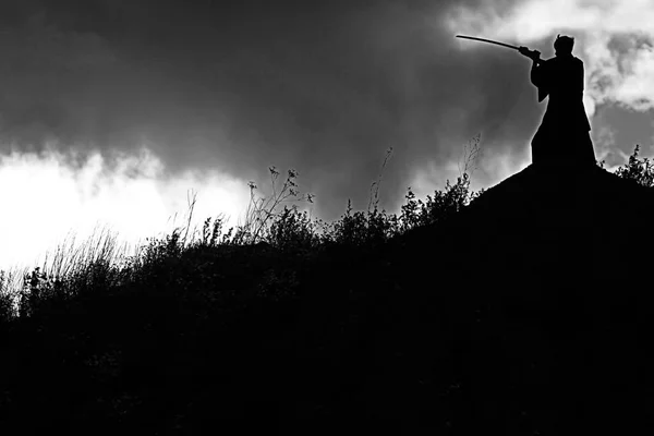 Silueta del guerrero sosteniendo la espada — Foto de Stock