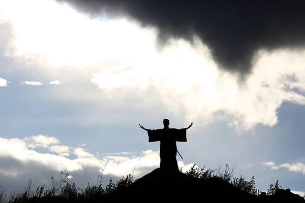 Silhouette Mönch auf dem Berg. — Stockfoto