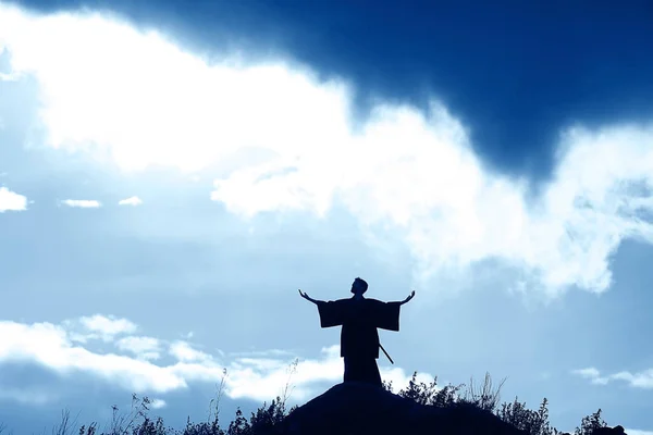 Silhouette munk på berget. — Stockfoto