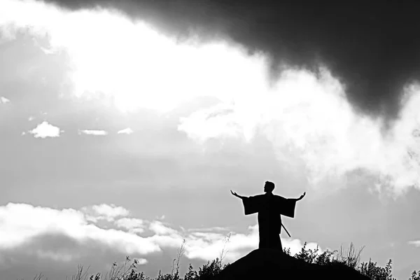 Σιλουέτα μοναχός στο βουνό. — Φωτογραφία Αρχείου