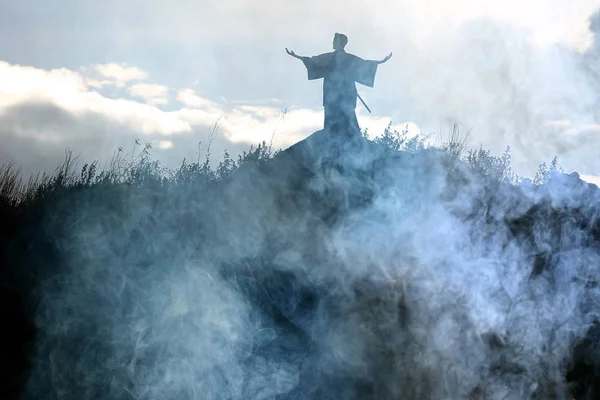 Silhouette Mönch auf dem Berg. — Stockfoto