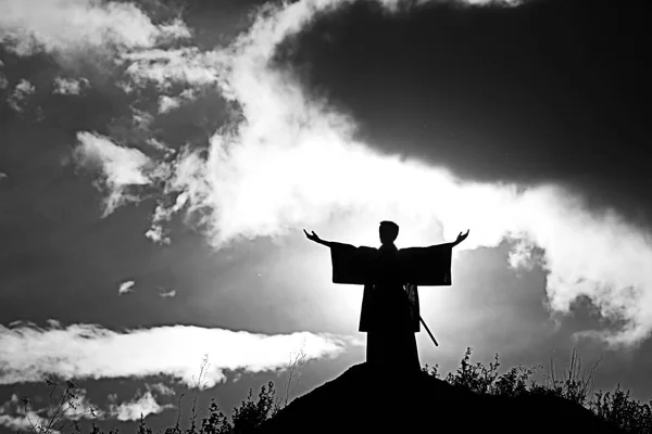 Силуэт-монах на горе . — стоковое фото
