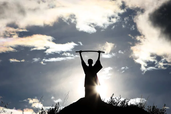 Silhouette of fighter with sword — Stock Photo, Image