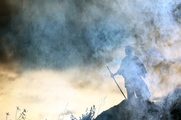 Silhueta de guerreiro segurando espada — Fotografia de Stock