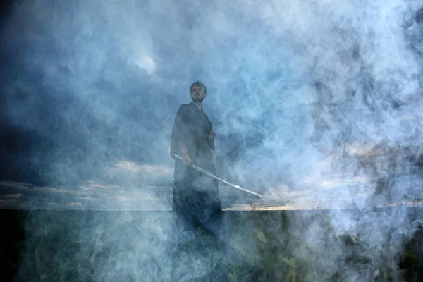 Silueta válečník drží meč — Stock fotografie