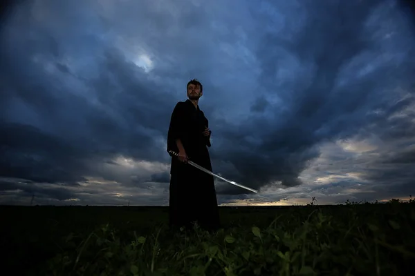 Lutador segurando espada — Fotografia de Stock