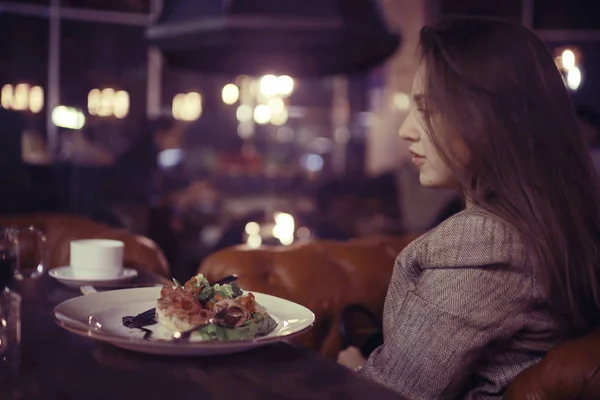 Задумчивая женщина в ресторане — стоковое фото